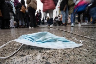            Ein verlorener Mund-Nasen-Schutz liegt auf dem nassen Pflaster von Frankfurts zentraler Einkaufsmeile. Der seit gut zwei Wochen anhaltende Anstieg der Sieben-Tage-Inzidenz in Deutschland setzt sich fort.