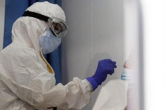 Eine Mitarbeiterin des Gesundheitswesens nimmt von einer Frau einen Abstrich für einen Corona-Test.