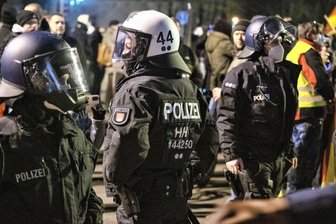 Newsblog Corona: Polizei geht in mehreren Bundesländern gegen unangemeldete Corona-Proteste vor - 
