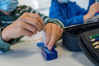 Newsblog Corona: Präsident der Kinderärzte fordert Ende der allgemeinen Maskenpflicht an Schulen -