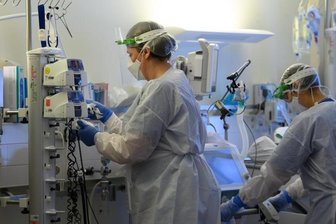Intensivpflegerinnen auf der Covid-19-Intensivstation einer Klinik. (Archivbild).