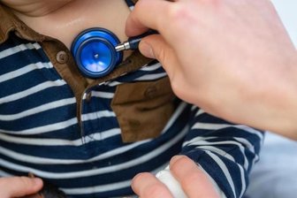 Newsblog Corona: Ungewöhnliche Häufung von Atemwegsinfekten bei Kindern - Ein Arzt untersucht ein Kind mit einem Stethoskop.