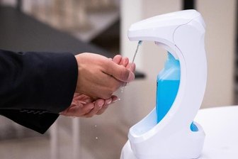 Laut Bundesinstitut für Risikobewertung können Schmierinfektionen über Oberflächen nicht ausgeschlossen werden, die kurz zuvor mit Viren kontaminiert wurden. Daher ist regelmäßige Handhygiene wichtig.