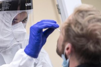 Wer aus einem offiziellen Corona-Risikogebiet zurückkehrt, muss sich 14 Tage in Quarantäne begeben oder einen negativen Text vorweisen können.