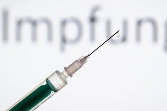 Bald dürfte es mit dem Impfen gegen Corona losgehen. Hersteller haben bereits für zwei Präparate Zulassungsanträge in der EU gestellt, eine Freigabe könnte es binnen Wochen geben.