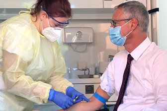 Newsblog Coronavirus - die aktuelle Entwicklung - Der Oberbürgermeister von Straubing, Markus Pannermayr (CSU), lässt sich eine Blutprobe entnehmen. Das RKI hat eine dritte Antikörper-Studie zum Coronavirus gestartet.