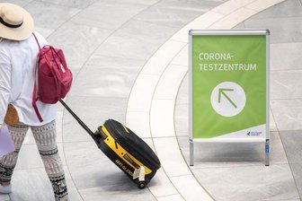 An den Flughäfen und Bahnhöfen in Deutschland können sich Reiserückkehrer auf Corona testen lassen.