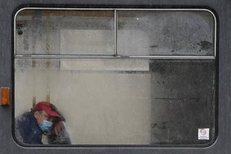 Ein Fahrgast in einer Prager Straßenbahn.