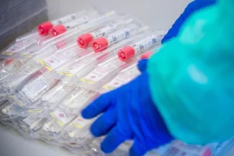 Corona-Testsets mit Abstrichstäbchen.