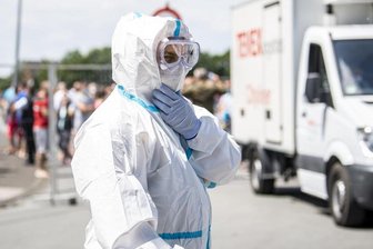 Ein Bundeswehr-Soldat im Schutzanzug und mit Mund-Nasenschutzmaske in Verl. Dort stehen mehrere Mehrfamilienhäuser, in denen Werkvertragsarbeiter der Firma Tönnies leben, unter Quarantäne.