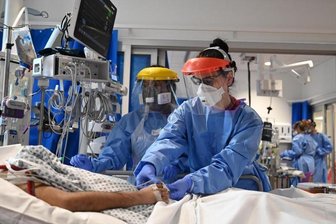 Behandlung eines Corona-Patienten auf einer Intensivstation in Großbritannien.