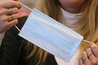            Um das Risiko einer Corona-Infektion bestmöglich zu reduzieren, eignet sich eine Kombination aus Abstandhalten, Mund-Nasen-Maske und Augenschutz.