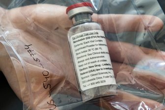 Newsblog Coronavirus - die aktuelle Entwicklung - Eine Ampulle des Medikamentes Remdesivir.