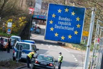 Newsblog Coronavirus - die aktuelle Entwicklung - Beamte der Bundespolizei kontrollieren ein Fahrzeug.