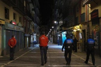 Newsblog Coronavirus - die aktuelle Entwicklung - Polizisten patrouillieren auf einer Straße in Pamplona, bevor alle Bars und Restaurants um 22 Uhr geschlossen werden.
