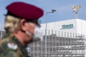 Newsblog Coronavirus - die aktuelle Entwicklung - Ein Soldat Bundeswehr vor dem Gebäude der Fleischfabrik Tönnies in Rheda-Wiedenbrück. Ein Soldat Bundeswehr vor dem Gebäude der Fleischfabrik Tönnies in Rheda-Wiedenbrück.