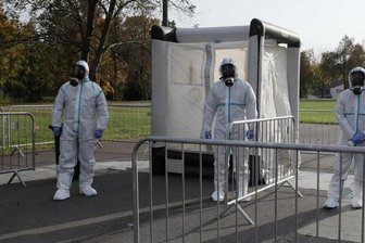 Medizinische Mitarbeiter der polnischen Armee bei der Arbeit in einer Drive-In-Teststation im Hauptquartier der Verteidigungstruppen in Zegrze.