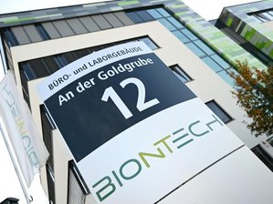 Newsblog Coronavirus - die aktuelle Entwicklung - Das Logo des Biotechnologie-Unternehmens «BioNTech» ist an einer Stele vor der Unternehmenszentrale angebracht.