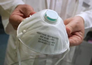 Atemschutzmasken sind oftmals Requisiten in Arztserien - und sehr nützlich im Ernstfall.