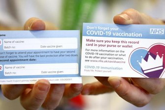 Dieser Impfpass wird Patienten nach einer Impfung gegen COVID-19 ausgehändigt. Als erstes Land hat Großbritannien den Corona-Impfstoff des Mainzer Unternehmens Biontech und seines US-Partners Pfizer zugelassen.