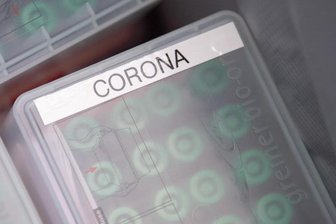 "Corona" steht im Corona-Testcenter am Stuttgarter Flughafen auf einer Dose mit durchgeführten Tests.