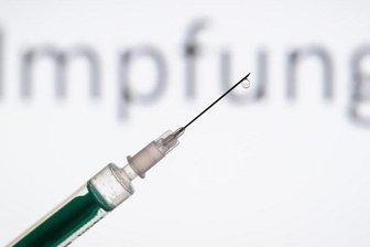 Die Bundesregierung rechnet damit, dass ein Corona-Impfstoff Mitte des nächsten Jahres für die breite Masse zur Verfügung stehen wird.