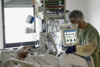 Newsblog Coronavirus - die aktuelle Entwicklung - Bei einem Probelauf an einem Intensivbett für mögliche Coronapatienten in einer deutschen Klinik wird die Funktionsweise eines Beatmungsgerätes getestet.
