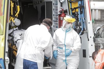            Ein Spieler des CF Fuenlabrada wird in ein Krankenhaus gebracht.