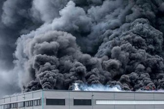 Als die alarmierte Feuerwehr gegen 14 Uhr im Oederaner Gewerbegebiet eintrifft, steht diese riesige Rauchwolke über der Halle. Wie sich kurze Zeit spät herausstellt, steht die Lagerhalle der Firma WSVK in Vollbrand. Flammen schlagen durch das Dach.