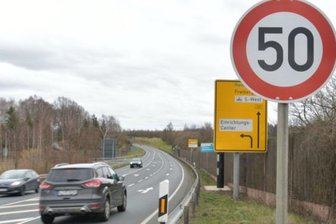 Der Blitzer (hinten im Bild) auf der B 101 bei Siebenlehn wirft Fragen auf: Seit wann steht das Tempo-50-Schild nach der Autobahnabfahrt aus Richtung Dresden in Fahrtrichtung Freiberg auf der Bundesstraße? Auch die Anzahl der ertappten Temposünder ist bislang nicht bekannt.