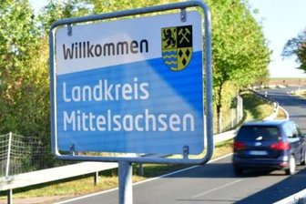 Newsletter: Das war diese Woche los in Mittelsachsen - So sehen die neuen Begrüßungsschilder des Landkreises Mittelsachsen aus, hier aus Richtung Deutschenbora (Landkreis Meißen) beziehungsweise Autobahn 14 nach Hirschfeld, Gemeinde Reinsberg.