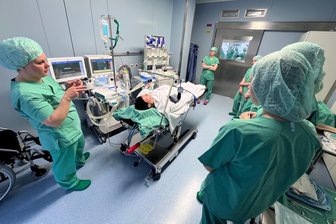 Next Generation Day am Klinikum Mittweida: Wo Teenager hinter die OP-Kulissen schauen - Isabel Hahn (l.), Fachkrankenschwester für Anästhesie und Intensivmedizin und Praxisanleiterin, zeigt interessierten Schülern die Schleuse zum OP.