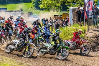 "Next Generation" legt los - Hier gehen die MX-2-Piloten auf die Strecke. Mit 39 Teilnehmern war diese Klasse in Seiffen am stärksten besetzt. 