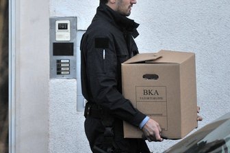 Beamte des BKA tragen am Donnerstag (24.11.2011) in Zwickau Kisten mit sichergestelltem Material aus dem Wohnhaus eines weiteren festgenommen verdächtigen Neonazi-Terroristen aus Zwickau.