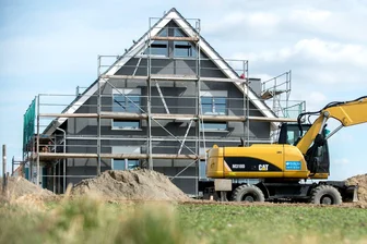 Nicht an falschen Stellen: Beim Hausbau richtig sparen - "Lage, Lage, Lage": Auch wenn der Satz in der Immobilienwelt quasi Kultstatus hat - manchmal kann es zugunsten niedrigerer Kosten sinnvoll sein, hier ein paar Abstriche hinzunehmen.