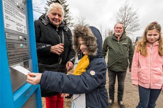 Nicht besucherfreundlich: Warum Touristen im Erzgebirge an Ausflugszielen meist doppelt zahlen - Karin Herklotz und ihr Mann Gerd lösen vor dem Besuch des Seiffener Freilichtmuseums mit ihren Enkelinnen Elea und Nora (v. l.) einen Parkschein.