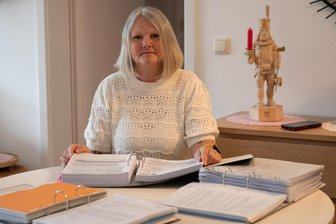 „Nicht der Umgang mit dem schwer beeinträchtigten Kind ist schwierig“: Wie eine Pflegefamilie mit den Behörden kämpft - Katharina Metzner verbringt viel Zeit mit Papierkram. E-Mails, Gutachten und Gerichtsurteile rund um ihr Pflegekind Marie füllen mehrere Ordner.