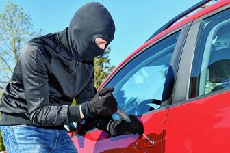 Nicht einmal am Friedhof steht das Auto sicher: Diebstähle aus Autos häufen sich in Mittelsachsen - Tatort Parkplatz: Autoknacker - hier ein gestelltes Foto zur Illustration - begingen im vorigen Jahr in Mittelsachsen 303 Einbrüche in Kraftfahrzeuge. In diesem Jahr ist die Tendenz bislang steigend.
