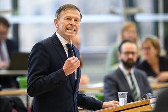 „Nicht genug Endzeitstimmung“: Wenn der Landtagspräsident den Weltuntergang für 2024 ausschließt und die Grünen rüffelt - Seit 33 Jahren Landtagsabgeordneter, seit 14 Jahren Parlamentspräsident, tritt aber zur Wahl am 1. September 2024 nicht wieder an: der CDU-Politiker Matthias Rößler (68).
