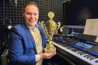 Nicht gezeigte Schlagershow bei RTL: Musiker aus dem Vogtland startet Petition - Sänger Markus Hoffmann zeigt in seinem Musikstudio in Oelsnitz den Siegerpokal der RTL-Sendung „Schlager, mein Leben“.