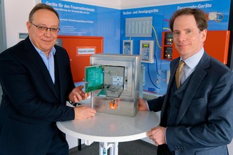 Nicht Hamburg, nicht Augsburg: Europaweit agierende Firma LST macht Pockau zu ihrem Deutschland-Sitz - Wolf-Dietrich Marschall (l.), Vertriebsleiter Deutschland, und Stefan Friedl, Geschäftsführer LST GmbH Wien, zeigen einen Feuerwehr-Schlüsselsafe.