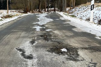 „Nicht in Albanien habe ich solche Straße gesehen“: Gemeinden im Vogtland bekommen marode Kreisstraße aufs Auge gedrückt - Der Zustand der bisherigen Kreisstraße 7857 zwischen Ottengrün und Sachsgrün ist schlecht. Seit Jahresbeginn sind die Gemeinden Bösenbrunn und Triebel für sie verantwortlich.