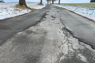 „Nicht in Albanien solche Straßen“: Ort richtet klare Forderung an Vogtlandkreis - Der Zustand der vormaligen Kreisstraße Sachsgrün-Ottengrün ist in großen Teilen schlecht. Die Gemeinde Triebel fordert vom Kreis eine komplette Deckensanierung.