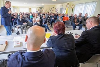 Nicht jede Stadt hält sich ans Gesetz - Bürgerforum am 5. Mai 2022 in Oberlosa: Ortschaftsrat Mathias Grünert (stehend) erhielt den stärksten Applaus. Plauens komplette Bürgermeister-Riege, der Oberlosaer Ortschaftsrat, Stadträte, Investoren und vor allem die in vielfältiger Weise von Plauens Industrieplänen berührten Menschen trafen aufeinander.