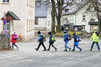 Nicht lustig: Montag ohne Schülerlotsen? - Sieht witzig aus: Aber für Grundschüler ist der Gänsemarsch zur Schule eine tägliche Herausforderung.