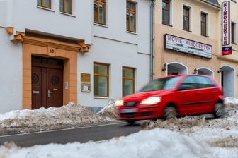 „Nicht nachvollziehbar“: Kritik an Schneeräumung vor Arztpraxis und Seniorenresidenz in Marienberg berechtigt? - Vor der Arztpraxis an der Freiberger kann wegen Schnees nicht geparkt werden. Ist die Stadt dort zum Räumen verpflichtet?