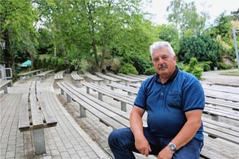 Nicht nur das Singen ist dem Männergesangverein Syrau wichtig - Vorstand Frank Wunderlich an der Syrauer Freilichtbühne.