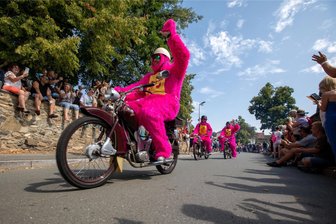 Nicht nur die Affen sind los: So verrückt ist das SR2-Treffen in Kürbitz - Trotz Temperaturen von um die 30 Grad Celsius ließ es sich diese Truppe aus Herlasgrün nicht nehmen, im Affenkostüm loszudüsen.