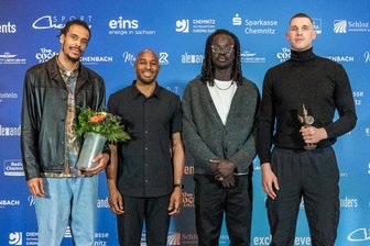 Nicht nur die Niners jubeln über einen „Chemmy“: Favoriten setzen sich bei der Wahl der besten Chemnitzer Sportler durch - Von links: Kevin Yebo, DeAndre Lansdowne, Aher Uguak und Jonas Richter waren Teil des Teams der Niners Chemnitz, das im April 2024 in Istanbul den Fiba Europe Cup gewann. Dafür wurden sie am Samstag mit dem "Chemmy" als beste Chemnitzer Mannschaft ausgezeichnet.