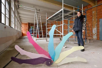 Nicht nur die „Tanzfabrik“ kommt ins Oberlungwitzer Industriedenkmal - Zentrenmanagerin Lisa Grießbach im Tauscher-Gebäude, in das im Mai der Strumpfshop einziehen soll. Relikte aus der Zeit als Strumpffabrik gibt es hier noch.